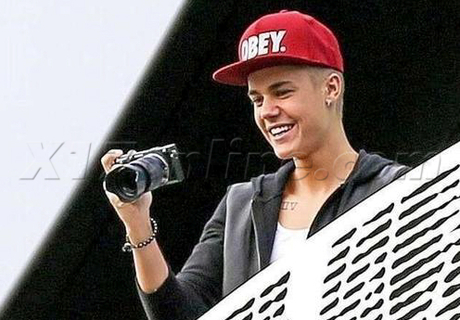 Justin Bieber snowboard beanie goggles swiss alps obey camera germany singer selena gomez heart throb heartthrob 