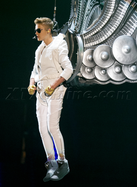 singer Justin Bieber lodz poland perform sing sunglasses 