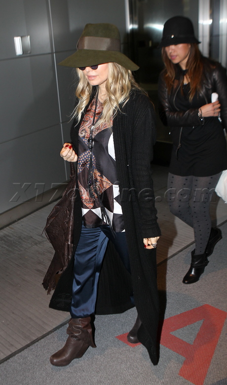 sunglasses jeans Fergie boots purse pregnant 