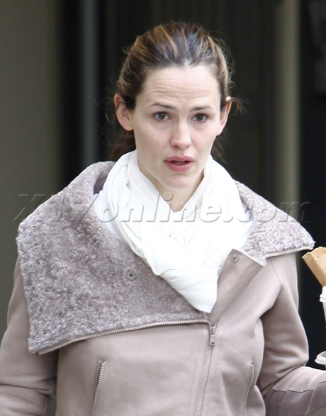 no makeup no make up coffee scarf brentwood jennier garner 