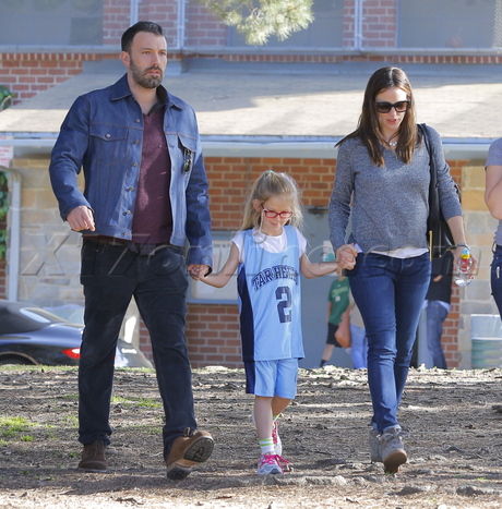 kid Ben Affleck  Jennifer Garner sunglasses jeans sneakers sweater 