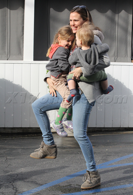 Jennifer Garner brentwood denim sunglasses ben affleck Samuel seraphina 