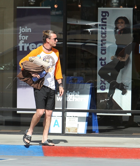 sunglasses Gavin Rossdale  working out weight watchers shorts work out sweat 