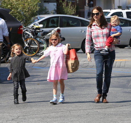 sunglasses Jennifer Garner  brentwood country mart jeans kids samuel violet seraphina 