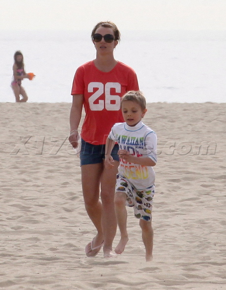 Britney Spears sunglasses jeans jeans shorts beach 