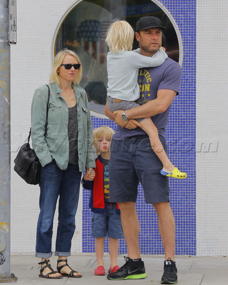Naomi Watts Liev Schreiber sasha  samuel hat sunglasses jeans kids 