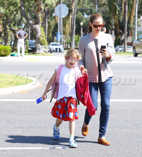 Jennifer Garner Beverly Hills hat sunglasses sandals 