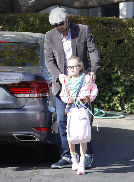 Ben Affleck daughter glasses jacket hat sunglasses 