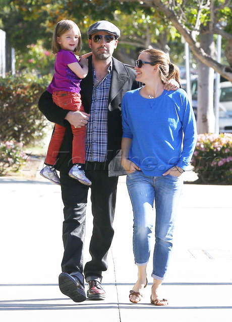 Jennifer Garner  sunglasses jeans Ben Affleck seraphina 
