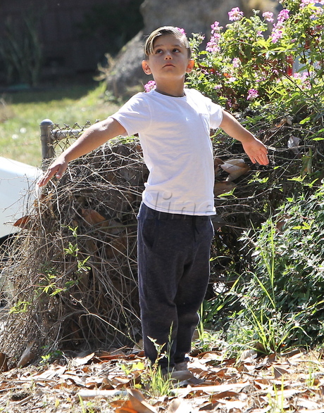 sunglasses Gwen Stefani  boots blazer scarf playground park tank louis vuitton 