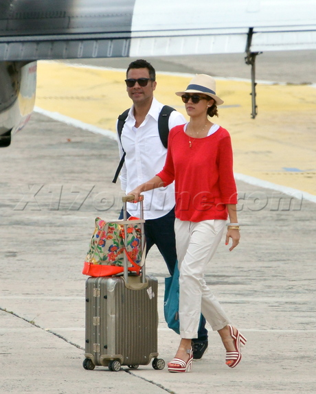 sunglasses st barts Jessica Alba Cash Warren plane vacation 