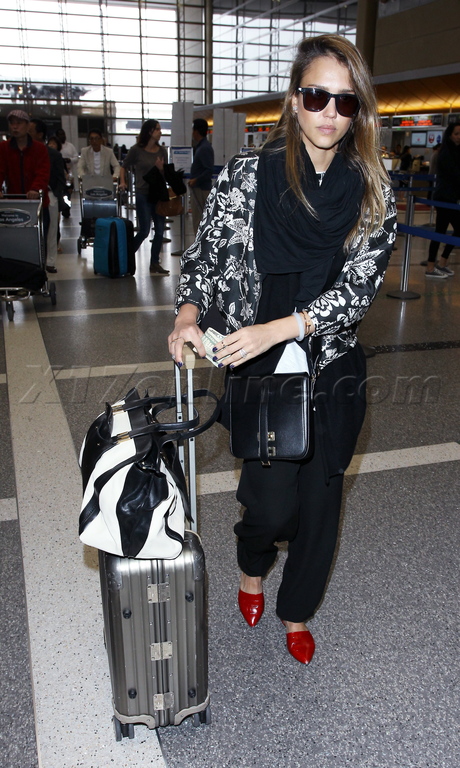 sunglasses Jessica Alba lax airport scarf 