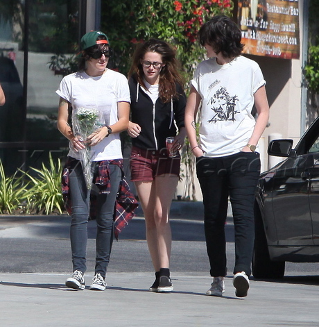 sunglasses Robert Pattinson Kristen Stewart jeans sweats coke shorts text phone cell phone glasses 