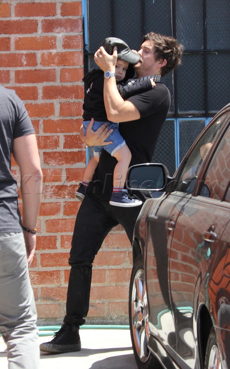 sunglasses Orlando Bloom Miranda Kerr baby flynn tank jeans