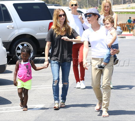 Jillian Michaels Takes Her Brood Out In The Bu X17 Online X17 Online