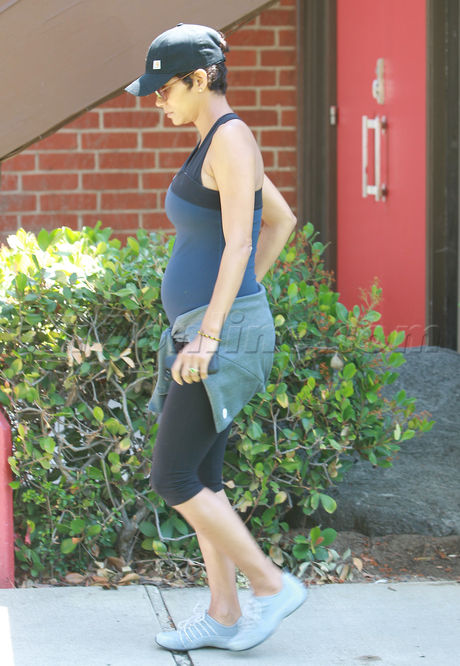 Halle Berry pregnant school nahla work out