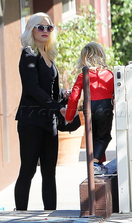 Gwen Stefani blonde singer sunglasses school 