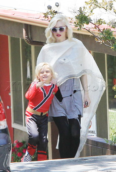 Gwen Stefani blonde singer sunglasses school 