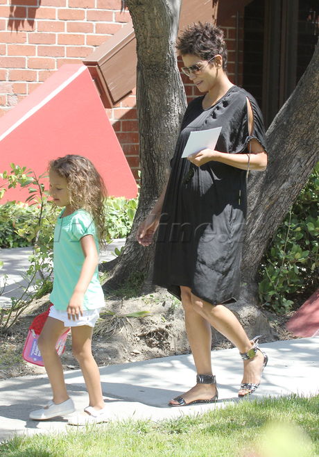 sunglasses  Halle Berry pregnant sandals nahla 