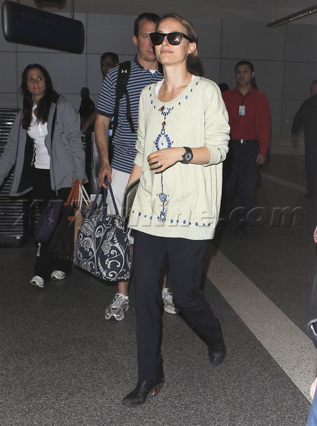 Natalie Portman  sweater sunglasses lax 