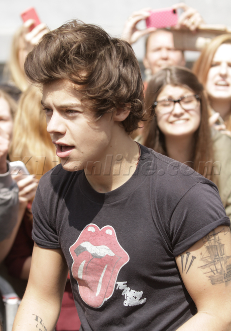 netherlands the hague one direction sunglasses girls harry styles 