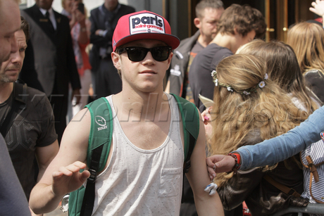 netherlands the hague one direction sunglasses girls harry styles 