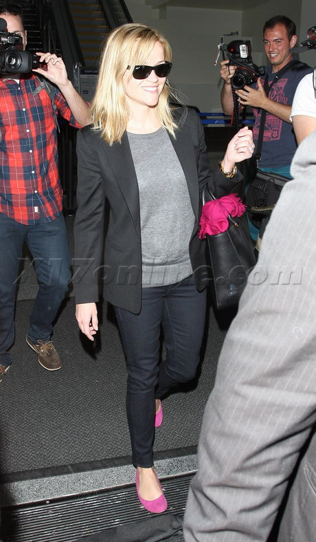 sunglasses Reese Witherspoon skinny jeans pink flats lax airport blazer