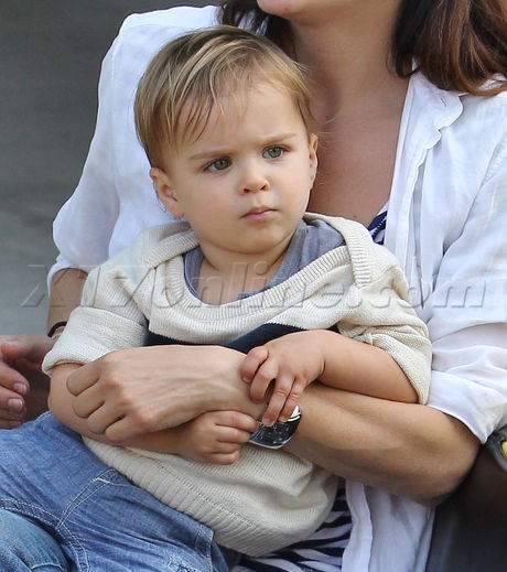 Selma Blair  hat train farmers market 