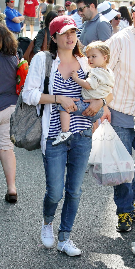 Selma Blair  hat train farmers market 