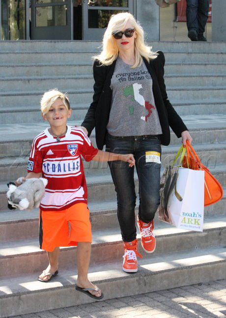 sunglasses Gwen Stefani  jeans sneakers orange purse costume spiderman 