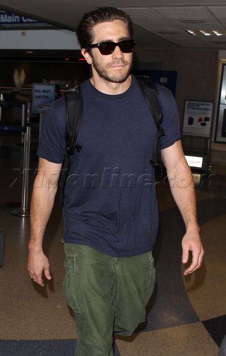 Jake Gyllenhaal lax airport sneakers wet head slick hair 