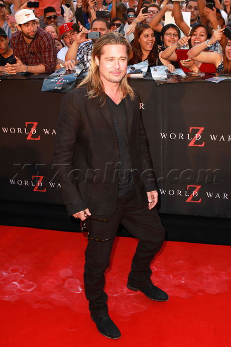Brad Pitt world war z premiere autographs black suit sunglasses