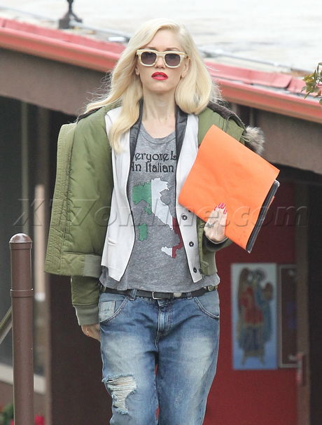 Gwen Stefani  jeans shirt sunglasses zuna 