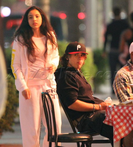 Prince Jackson paris jackson michael hat eating pizza