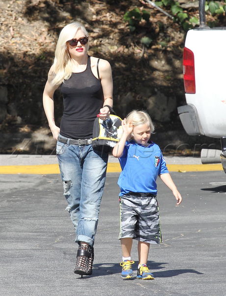 Gwen Stefani blonde denim son school gavin rossdale torn denim 