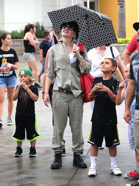 Gwen Stefani Kingston Zuma Rossdale Knott's Berry Farm bumper cars dogs 