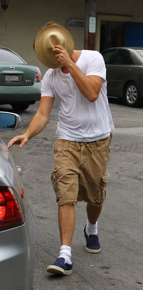 Leonardo DiCaprio bug bites shorts shopping grocery hat 