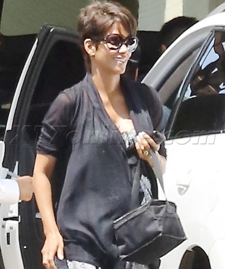 sunglasses Halle Berry car shots Olivier Martinez pregnant nahla Disneyland 
