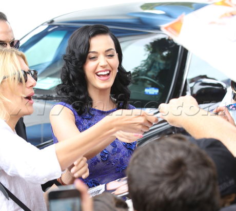 Katy Perry blue dress smurfs blue carpet heels