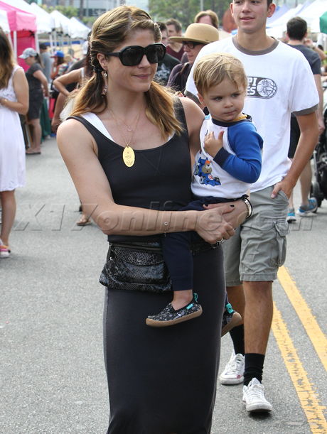 hat sunglasses Selma Blair food strawberries eating farmers market 