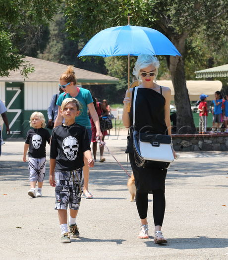 sunglasses Gwen Stefani umbrella  fourth of july train 
