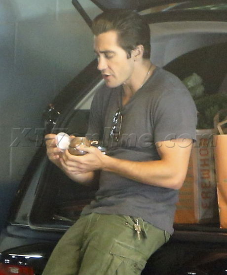 Jake Gyllenhaal eating parking garage food erewhon natural foods Erewhon Natural Foods 