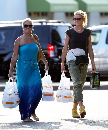 Cameron Diaz shopping tee shirt olive oil 