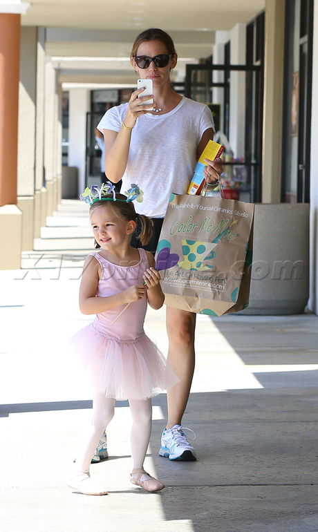 Jennifer Garner sunglasses cell phone Just Tell Me What to Say book reading short shorts chanel seraphina crown 