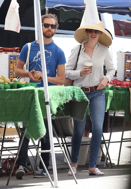 Anne Hathaway hat sunglasses jeans farmers market sunhat Adam Shulman