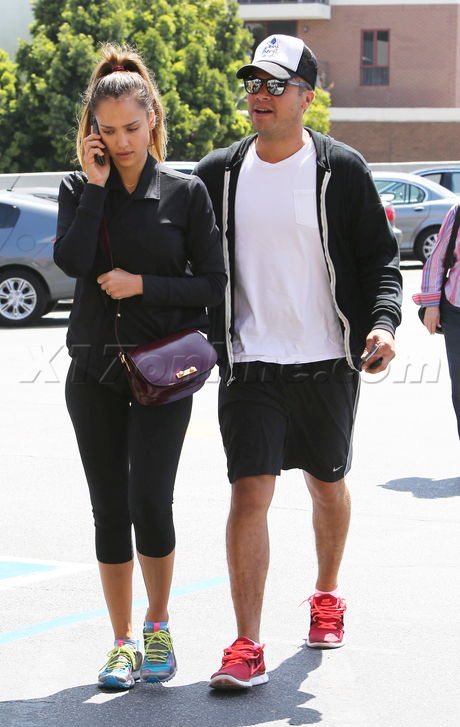  Jessica Alba  rite aid spandex dressed down no make up sunglasses 