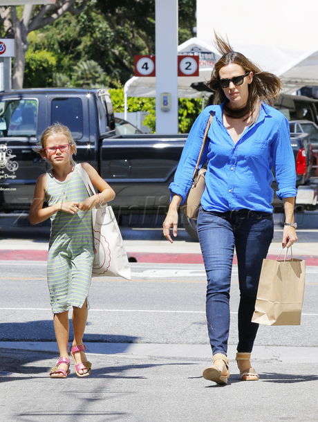 Jennifer Garner denim ben affleck Seraphina affleck jeans sneakers 