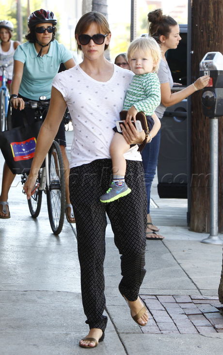 sunglasses Jennifer Garner  silk pants baby samuel affleck ben affleck 