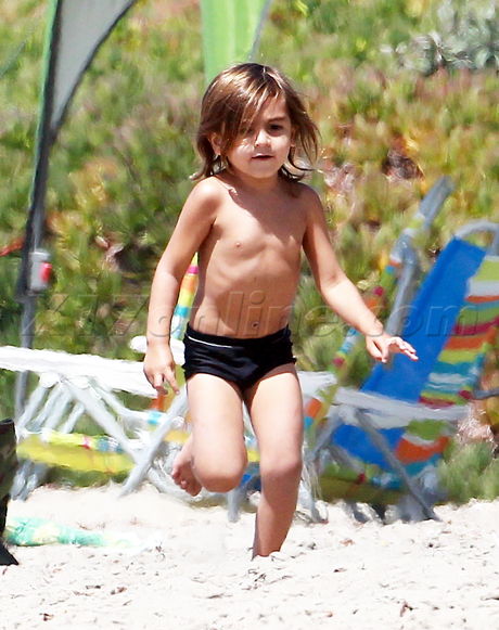 Kourtney Kardashian  pregnant hat sunglasses beach 