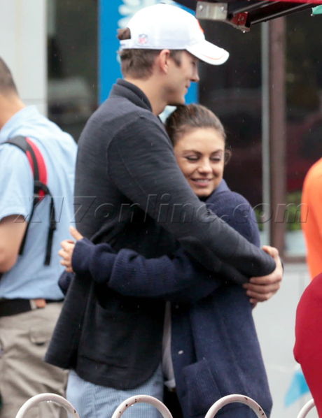 Mila Kunis  Ashton Kutcher great wall of china hat china beijing 